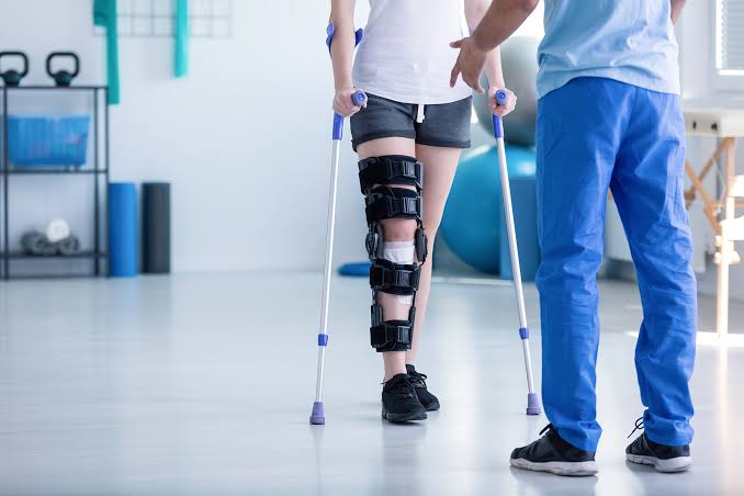 العلاج الطبيعي بعد العمليات الجراحية وتأهيل الحركة وتقليل الألم